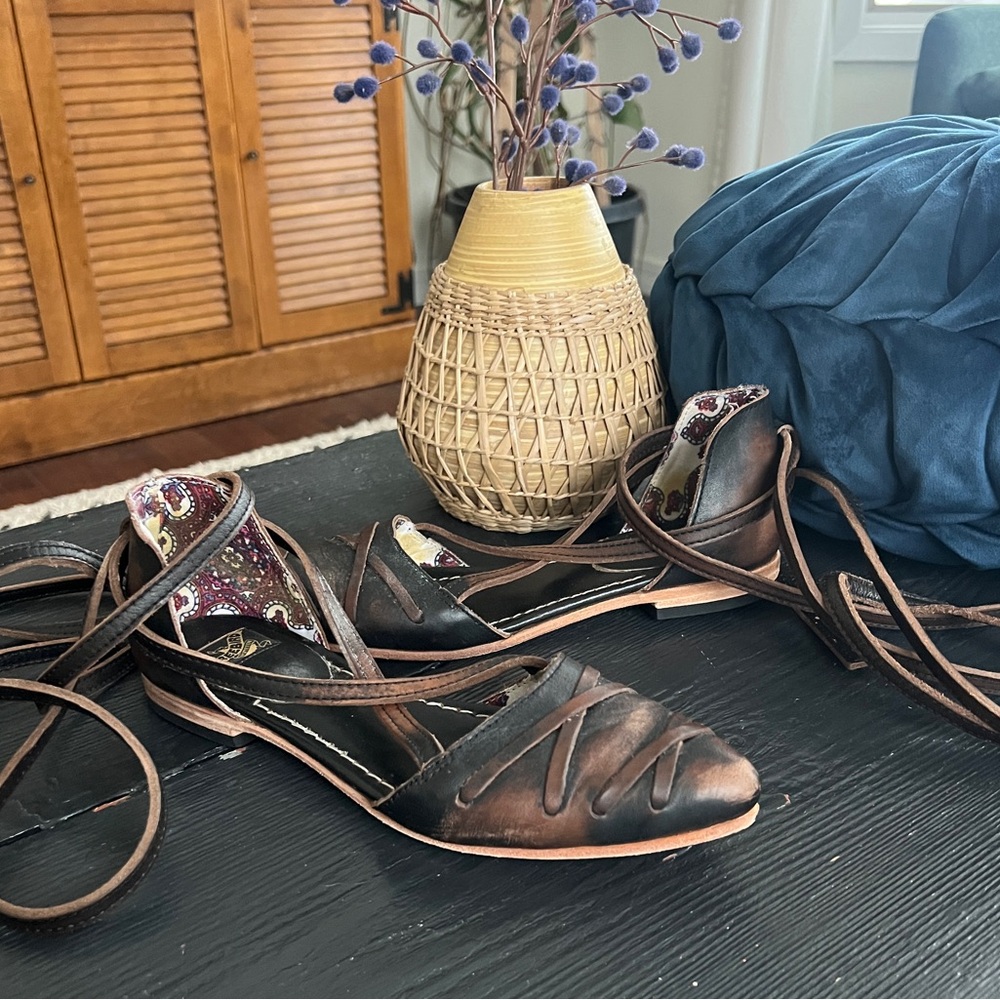 Freebird By Steven Eryn Distressed Black/Brown  Lace Up Ballet Leather Flats 9 - Picture 3 of 14